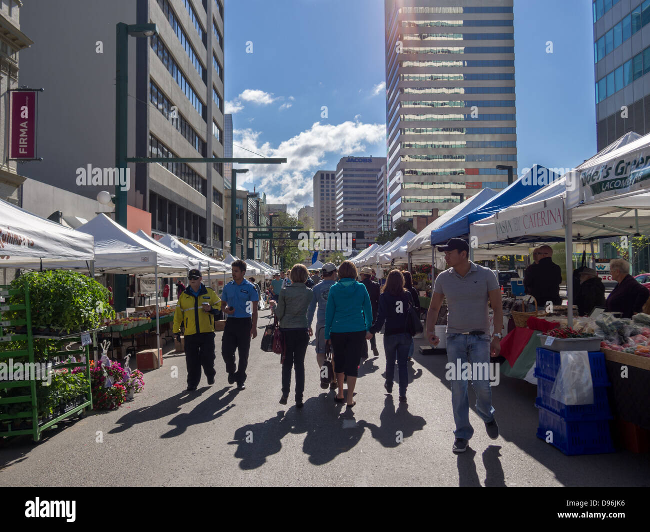 La gente che camminava nel centro cittadino di mercato agricolo in Edmonton Foto Stock