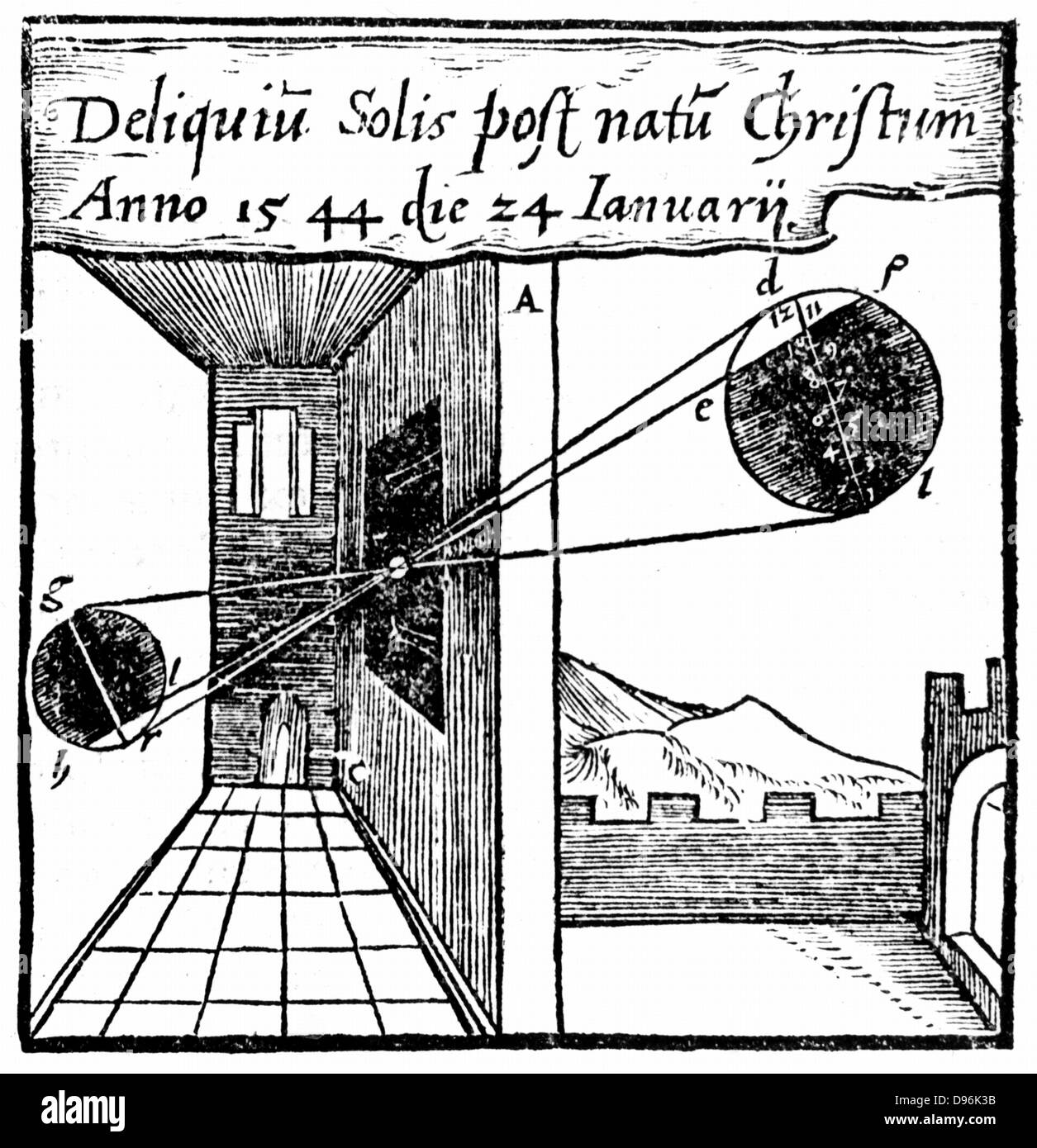 Camera Obscura: proiettando un eclissi solare in una stanza buia attraverso un piccolo foro, mostrando come l'immagine viene invertita. Da Daniele Santbech 'Problematum Astronomicorum' Basilea, 1561 Foto Stock