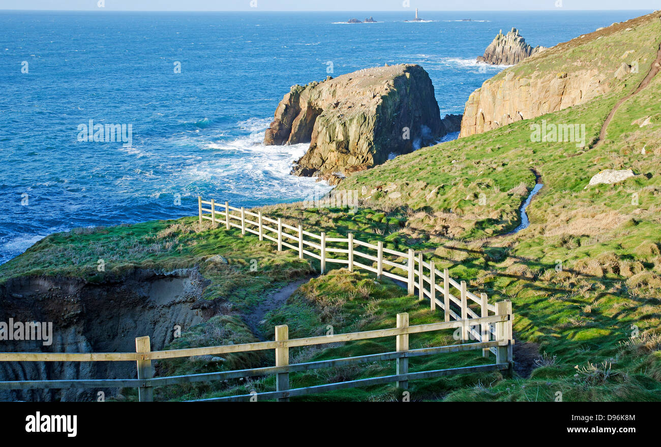 Una parte del percorso di scogliera recintata per motivi di sicurezza dopo una frana a Lands End, Cornwall, Regno Unito Foto Stock