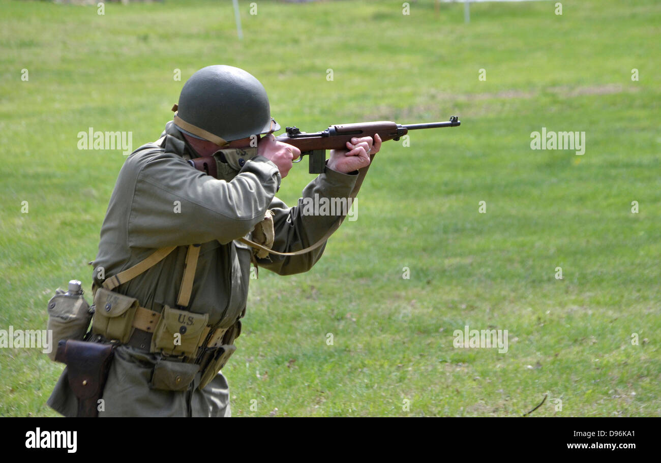 Noi soldato sparare a un M! Carabina durante una rievocazione storica della seconda guerra mondiale in Glendale, Maryland Foto Stock