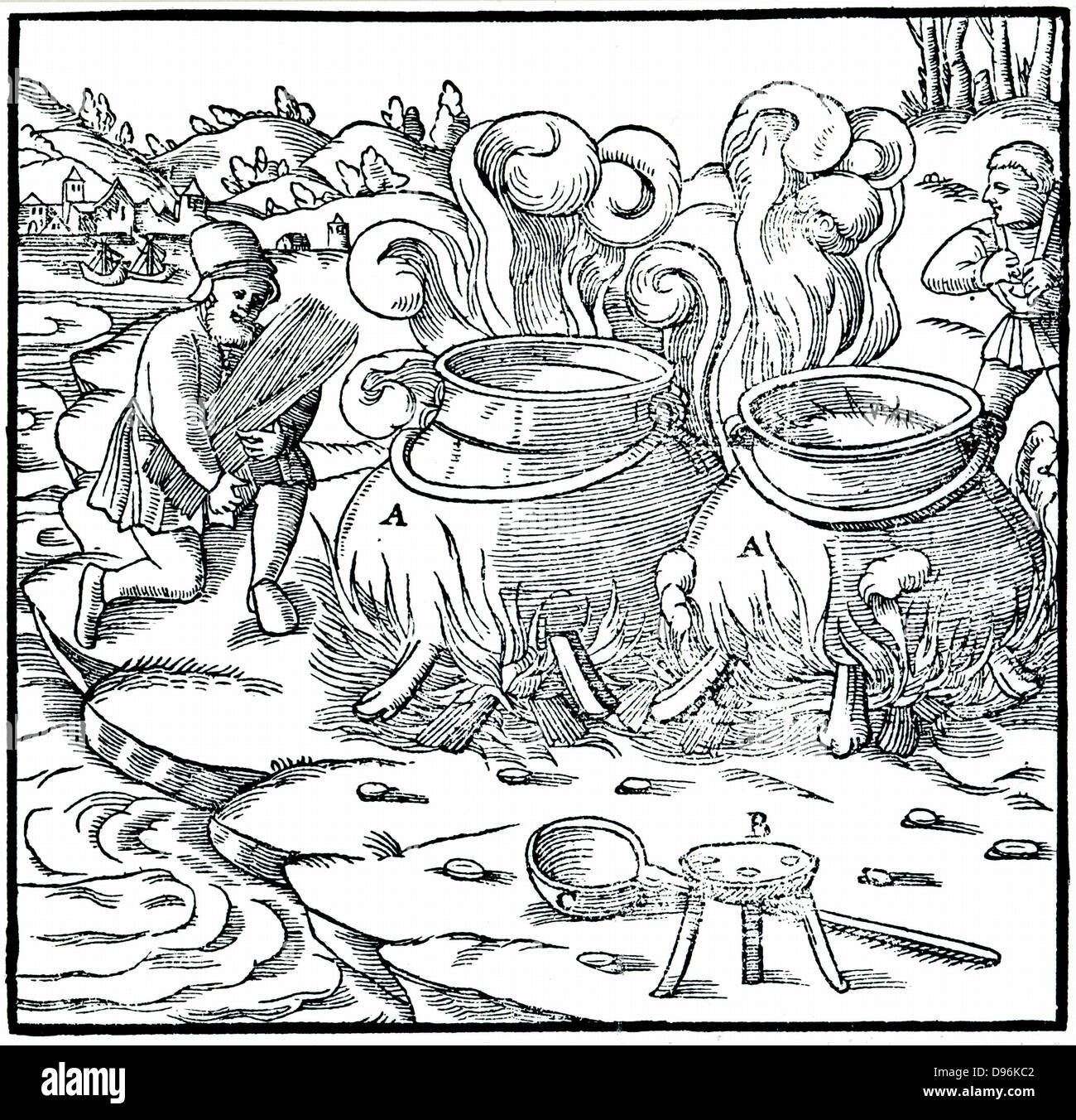 Evaporare l'acqua di mare in vasi di ferro per ottenere il sale. La paglia venga utilizzato come carburante. Da Agricola "De re metallica", Basilea, 1556. Xilografia Foto Stock