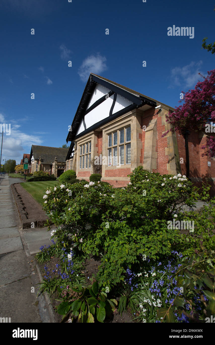 Villaggio di Port Sunlight, Inghilterra. agli inizi del XX secolo William e segar owen progettato hulme hall. Foto Stock