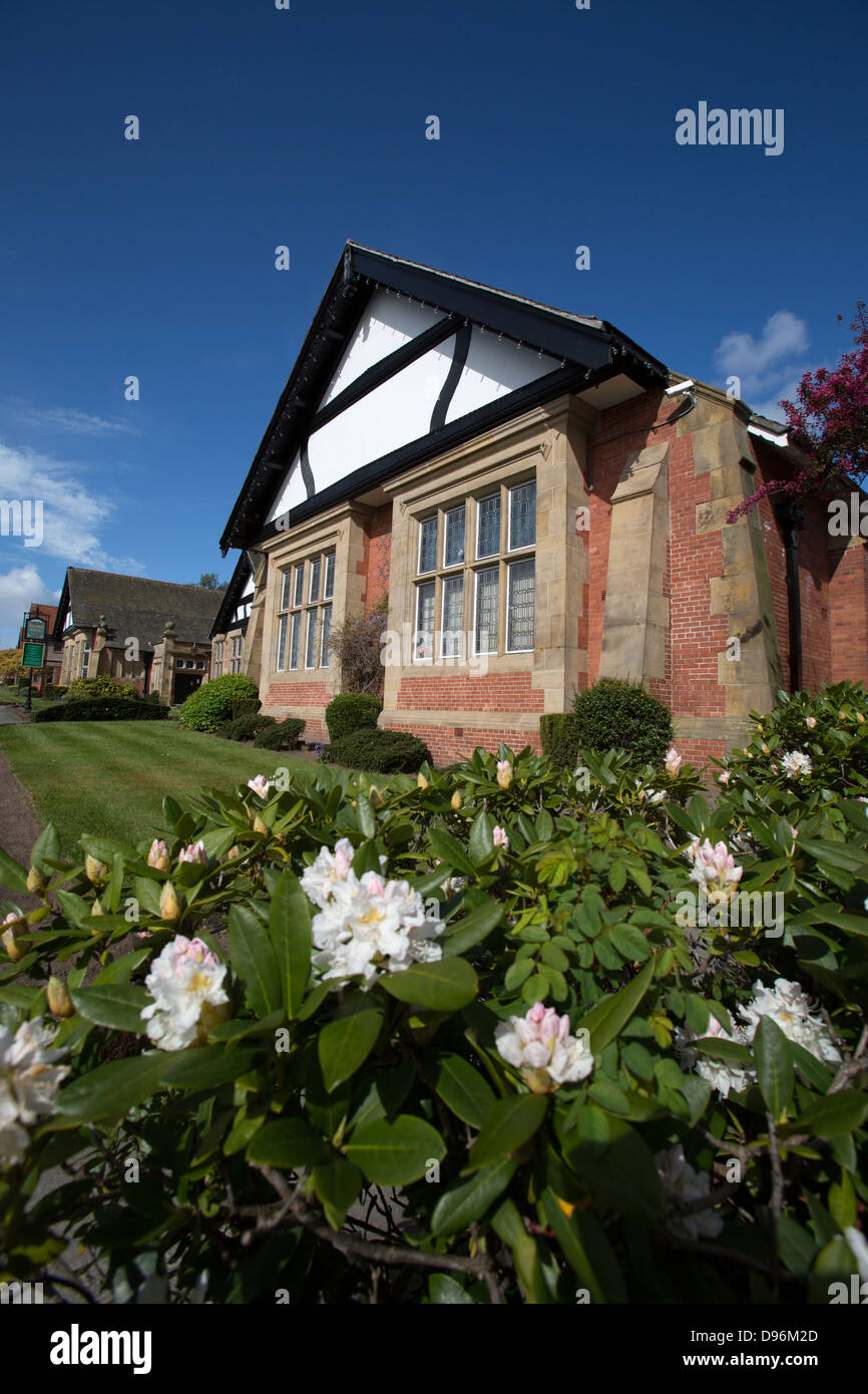 Villaggio di Port Sunlight, Inghilterra. agli inizi del XX secolo William e segar owen progettato hulme hall. Foto Stock