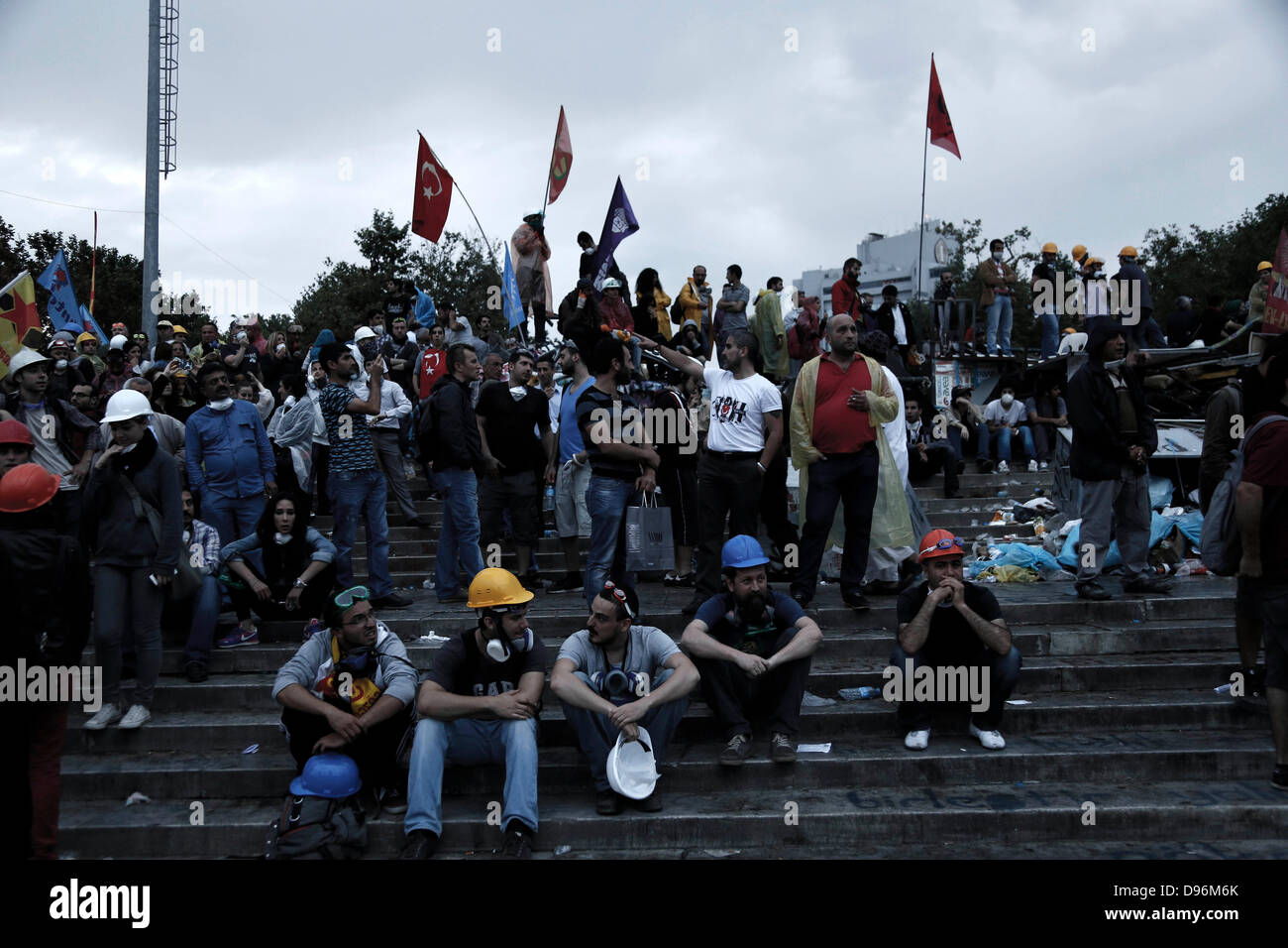 I dimostranti si sono riuniti in Taksim squadrati. I manifestanti di dimostrazione nel parco Gezi e piazza Taksim in vista di centinaia di uomini della polizia. Istanbul, Turchia. Giugno 12th, 2013. Foto Stock