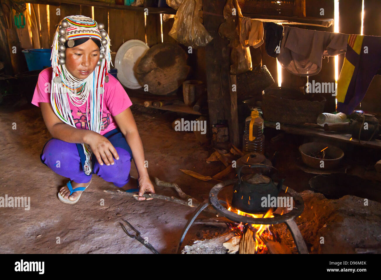 Le donne della tribù AKHA usura elaborati copricapi fatti di perle, monete d'argento e la mano si profilava il cotone - villaggio nei pressi di Kengtung o Foto Stock
