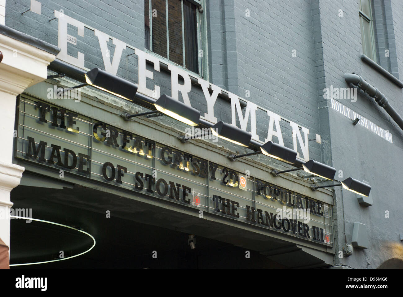 La parte esterna del cinema Everyman a Hampstead Londra UK che mostra l'ingresso e digital signage Foto Stock