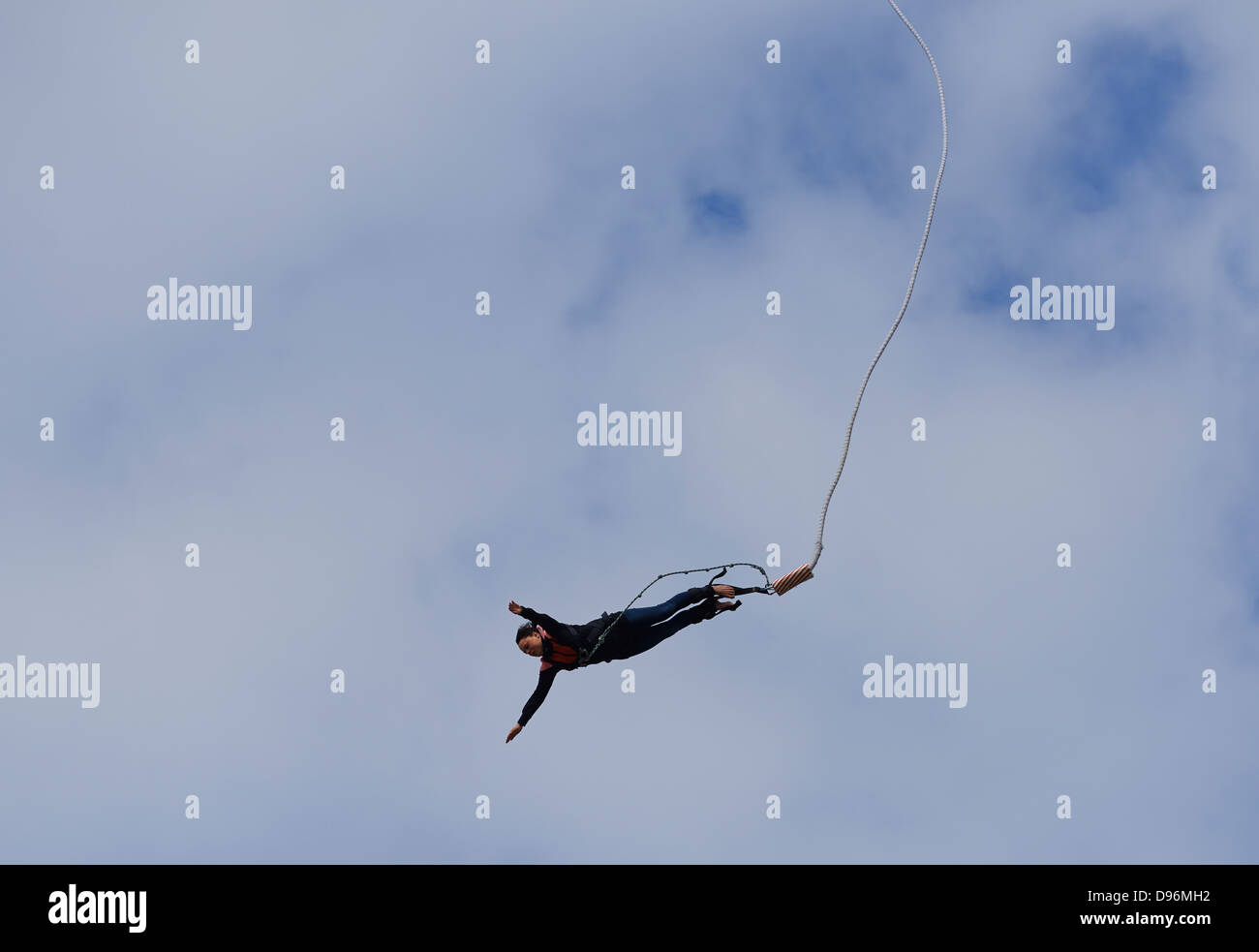 Bungee Jumping dal molo, Scheveningen, l'Aia (Den Haag), Paesi Bassi, Europa Foto Stock