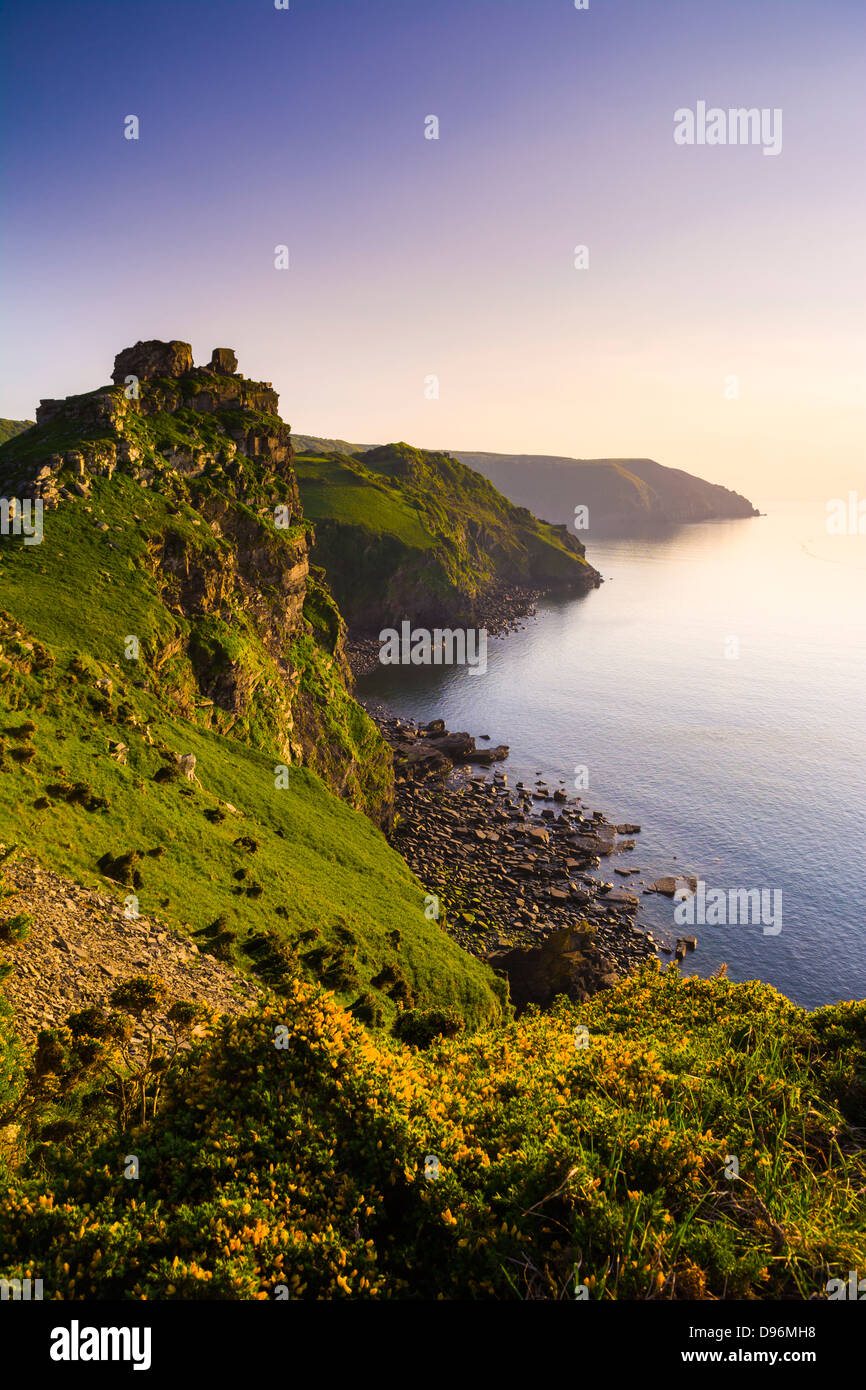 Valle di rocce e Wringcliff Bay al tramonto nel Parco Nazionale di Exmoor vicino a Lynton, Devon, Inghilterra. Foto Stock