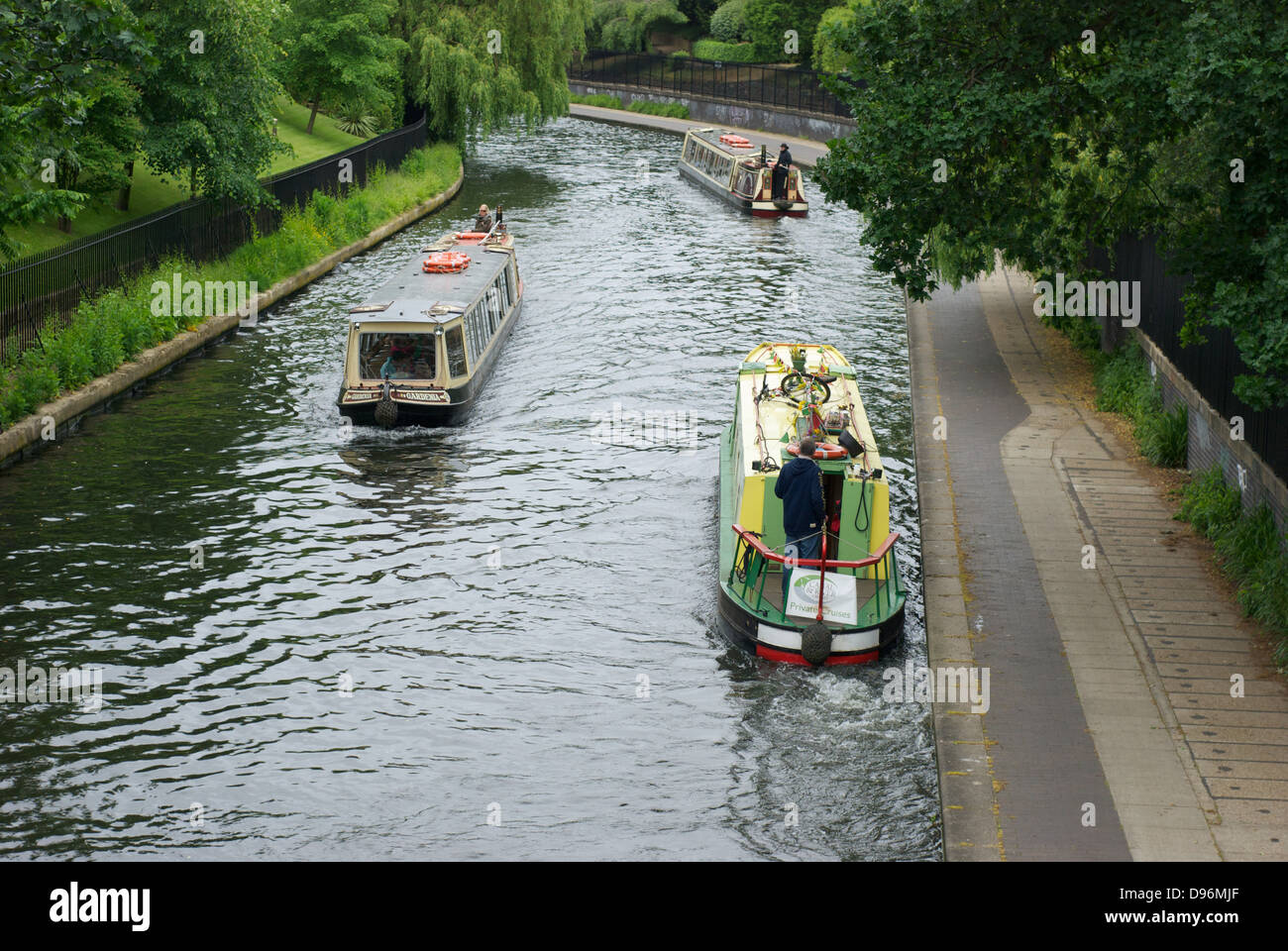 London Canal Boat Tours chiatte velo il loro commercio sul canale a fianco di Regent's Park di Londra Foto Stock