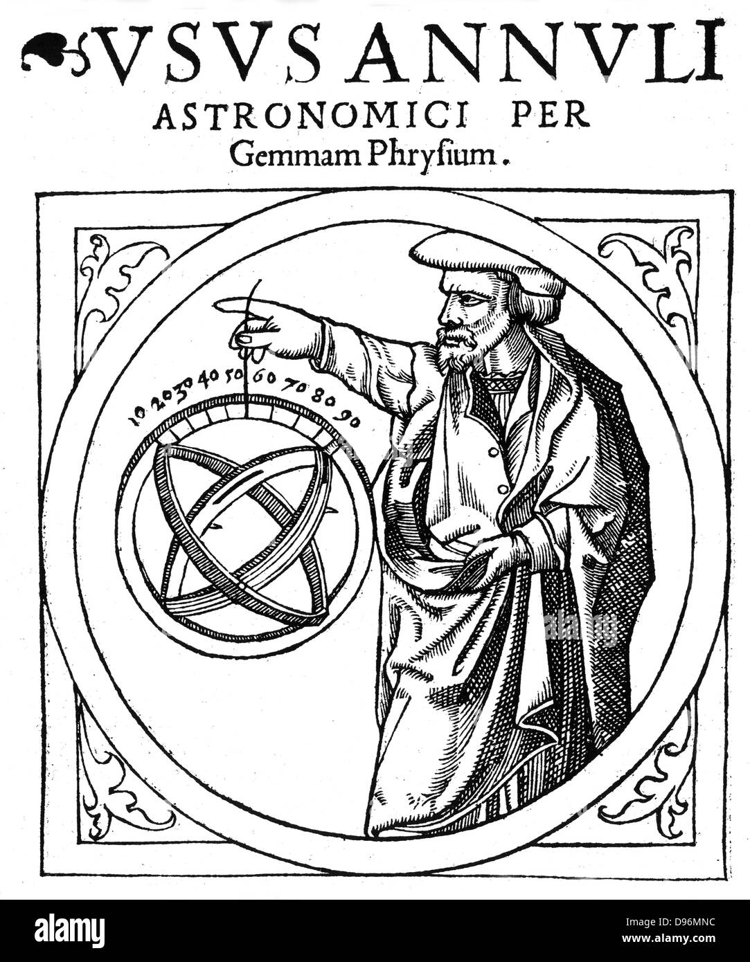 Gemma Phrysius o Frisius (1508-1555), matematico Olandese, tenendo in mano un anello regolabile dial per determinare l'altezza del sole per i calcoli del calendario. Da Peter Apian 'Cosmographia', Anversa, 1539. Incisione Foto Stock