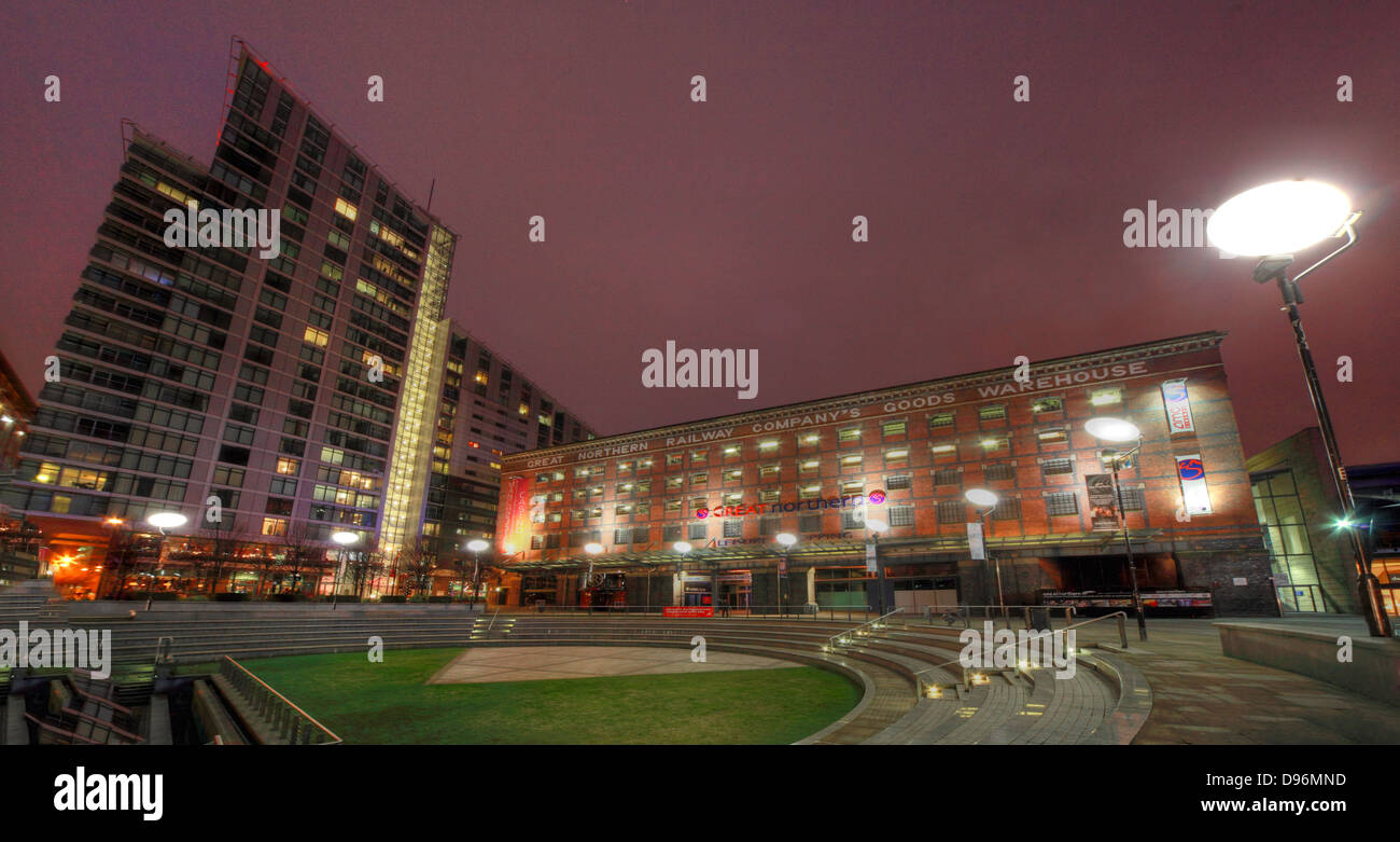 Manchester grande ferrovia settentrionale del magazzino, complesso di divertimenti al crepuscolo, NW England, Regno Unito Foto Stock
