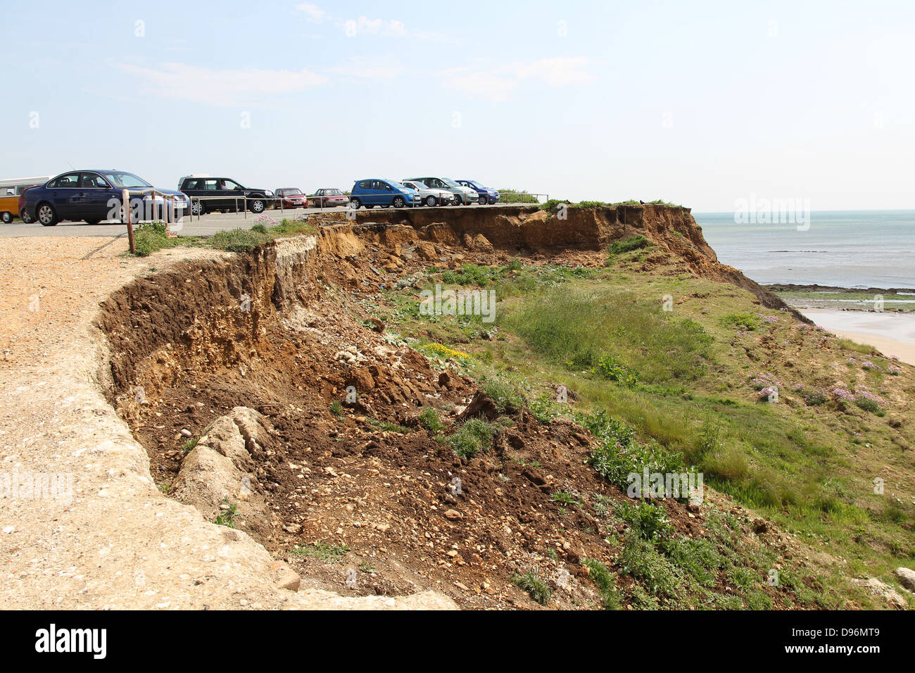 Compton bay parcheggio auto collassare verso la spiaggia a causa di erosione. Foto Stock