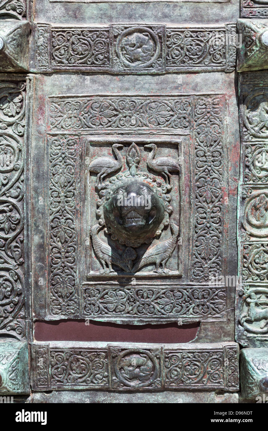 Lion e uccelli del bronzetto porte di ingresso, la Cattedrale di Trani, Puglia, Italia Foto Stock