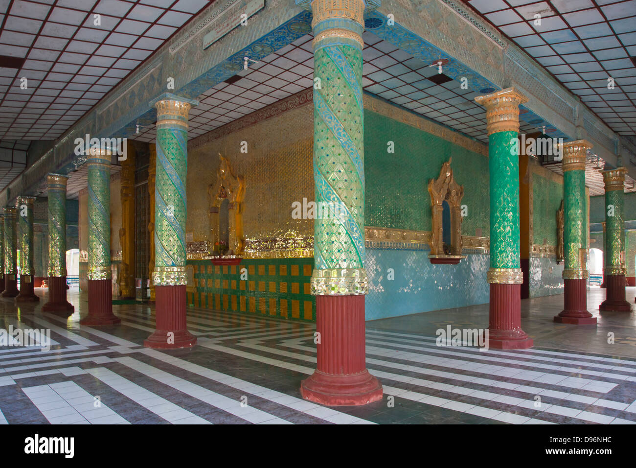 Elaborati in vetro intarsiato pilastri di KYAUKTAWGYI PAYA che alloggia un 900 ton marmo statua del Buddha - Mandalay, MYANMAR Foto Stock