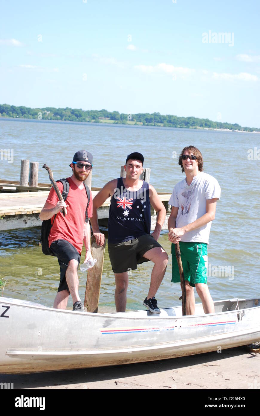 Tre uomini e una canoa persa Foto Stock