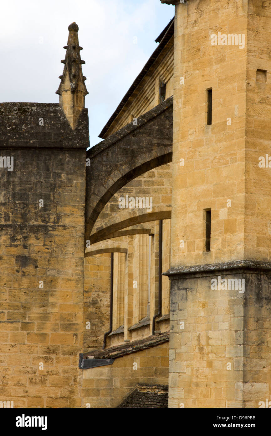 Archi rampanti di pietra arenaria sulla Cattedrale Saint-Sacerdos a Sarlat, Dordogne regione della Francia Foto Stock