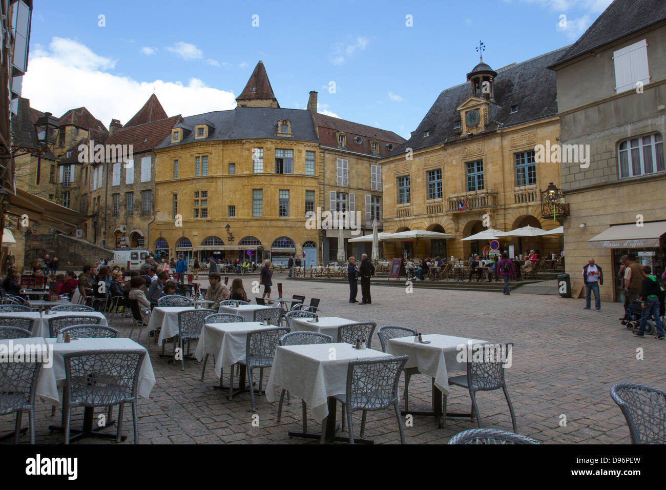 Tourstis passeggiare e mangiare nei caffè Liberty Plaza nel centro dell'affascinante Sarlat Dordogne regione della Francia Foto Stock