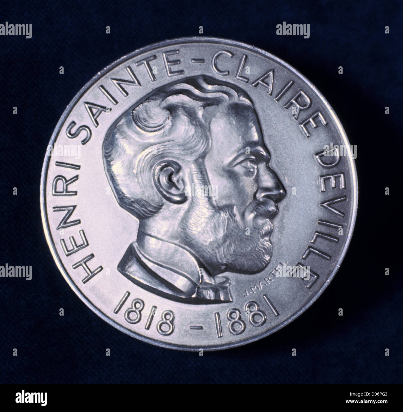 Henri Etienne St Claire Deville, xix secolo chimico francese, (c1855). Nel 1854 Deville (1818-1881) ha scoperto il processo per ottenere l'alluminio puro riducendo il cloruro di alluminio a sodio. Con il sostegno finanziario di Napoleone III, ha costruito un impianto sperimentale per la produzione su larga scala di alluminio ed è stato in grado di visualizzare il metallo puro all'Esposizione di Parigi del 1855. Complementare di una medaglia commemorativa cento anni di impiego di alluminio. Foto Stock