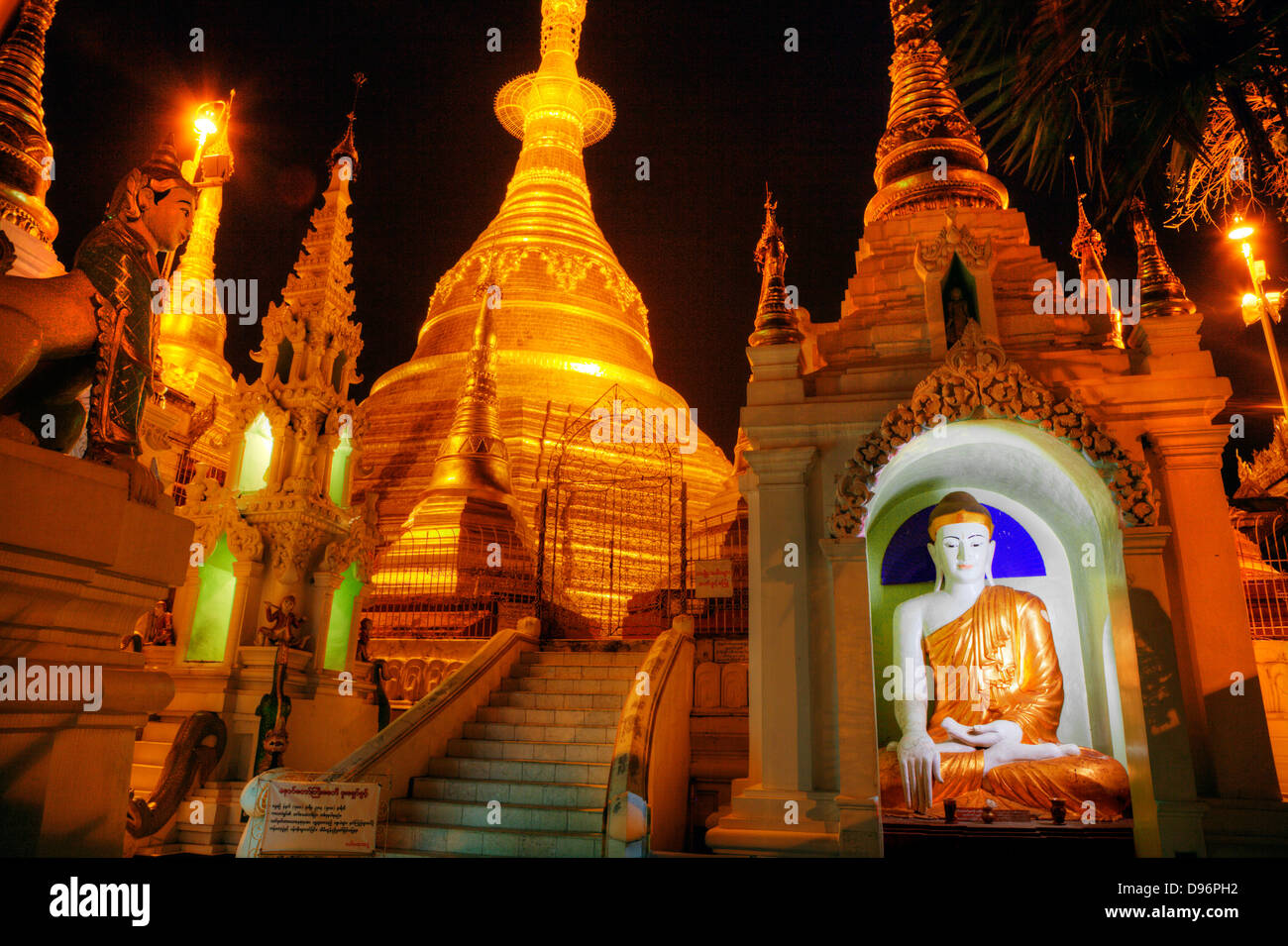 Una statua di Buddha e il ZEDI principale della Shwedagon pagoda che risale dal 1485 è dorato ogni anno - YANGON, MYANAMAR Foto Stock