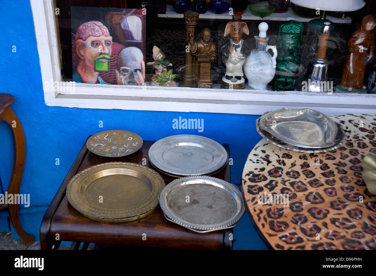 Oggetti insoliti sul display in vetrina finestra sulla Abbot Kinney Blvd. in Venice, California Foto Stock