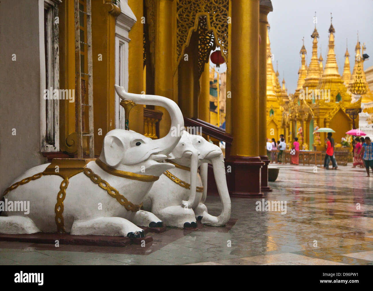 Buona fortuna ELEPHANT statue del Shwedagon Paya o pagoda che risale al 1485 - YANGON, MYANAMAR Foto Stock