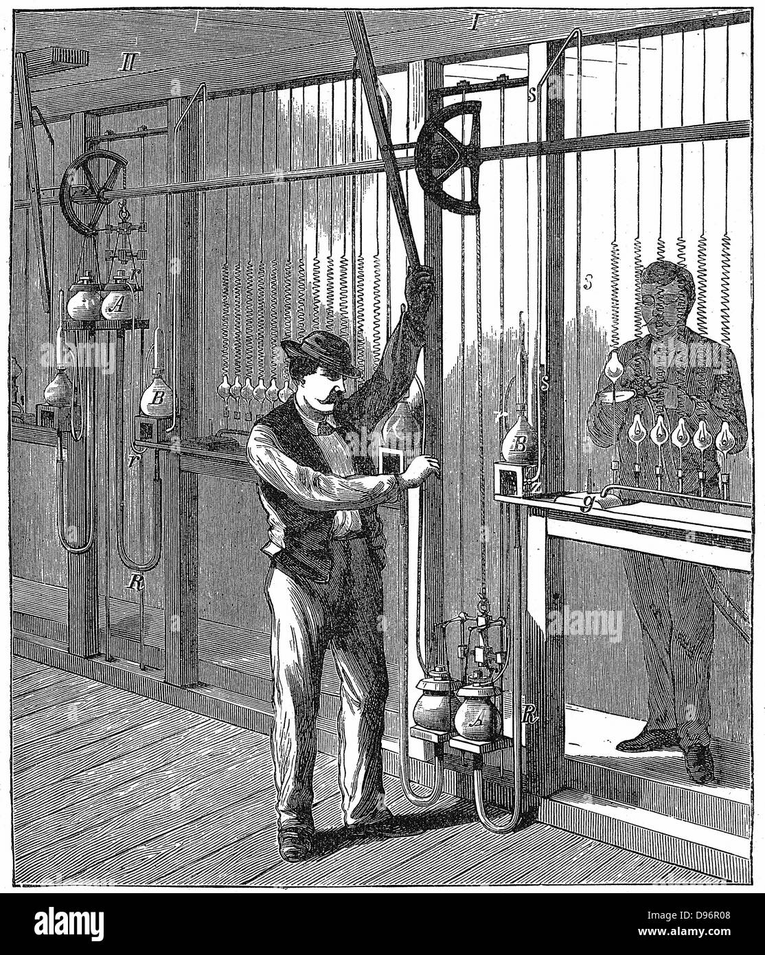 Il mercurio pompa da vuoto essendo utilizzate per evacuare (scarico) lampadine su scala commerciale c1883. La pompa è qui Geissler è modificata da Topler ed era del tipo utilizzato dal Swan Company. Da R. Wormell "l'elettricità al servizio dell'uomo" Londra 1896. Incisione Foto Stock