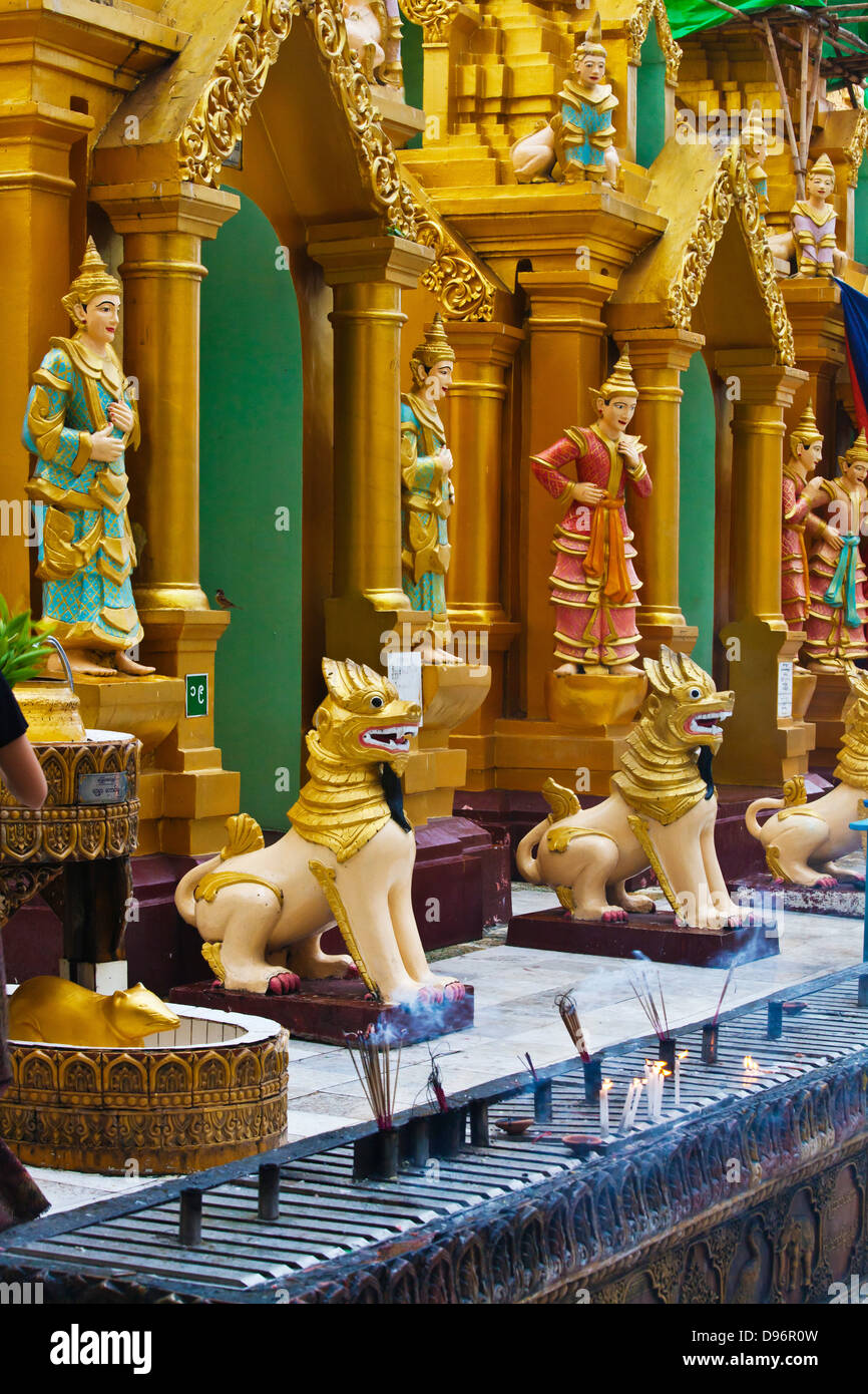 Esseri mitologici all'Shwedagon Paya o pagoda che risale al 1485 - YANGON, MYANMAR Foto Stock