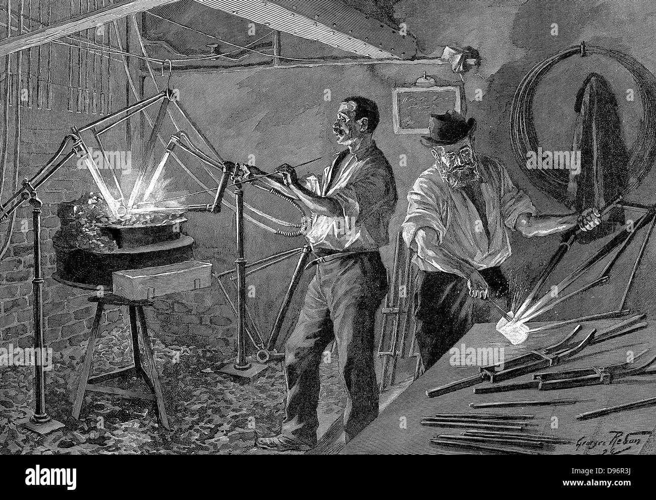La saldatura di un telaio di bicicletta: Francia. Telaio sospeso su fucina e operatore applica bacchetta di saldatura. Incisione su legno Parigi 1896. Foto Stock