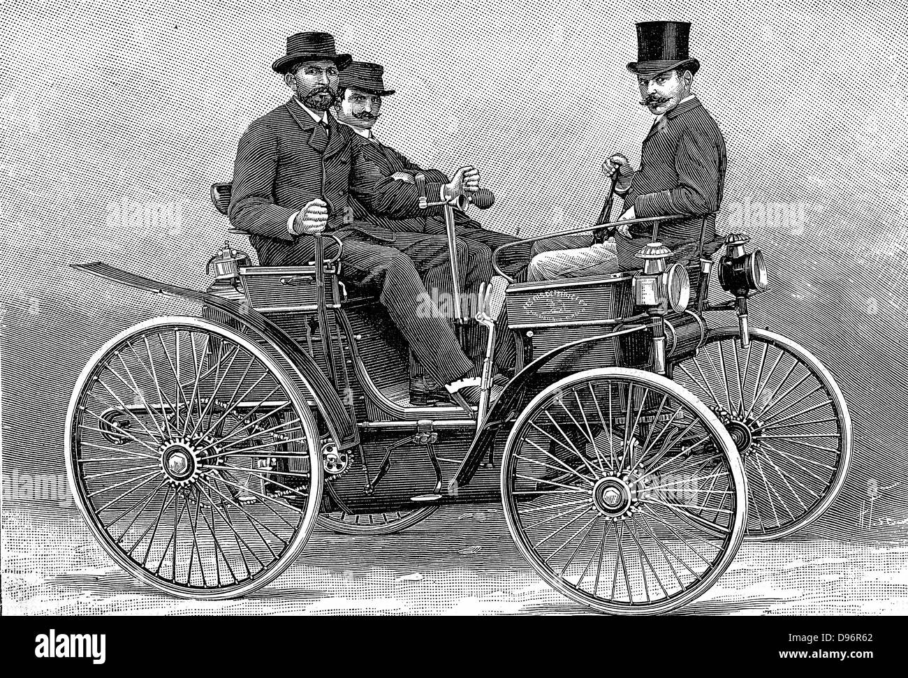 Armand Peugot (1849-1915) autovettura dotata di Daimler V-Twin motore benzina. Primo azionamento a benzina auto costruita in Francia 1889-1890. Incisione. Foto Stock