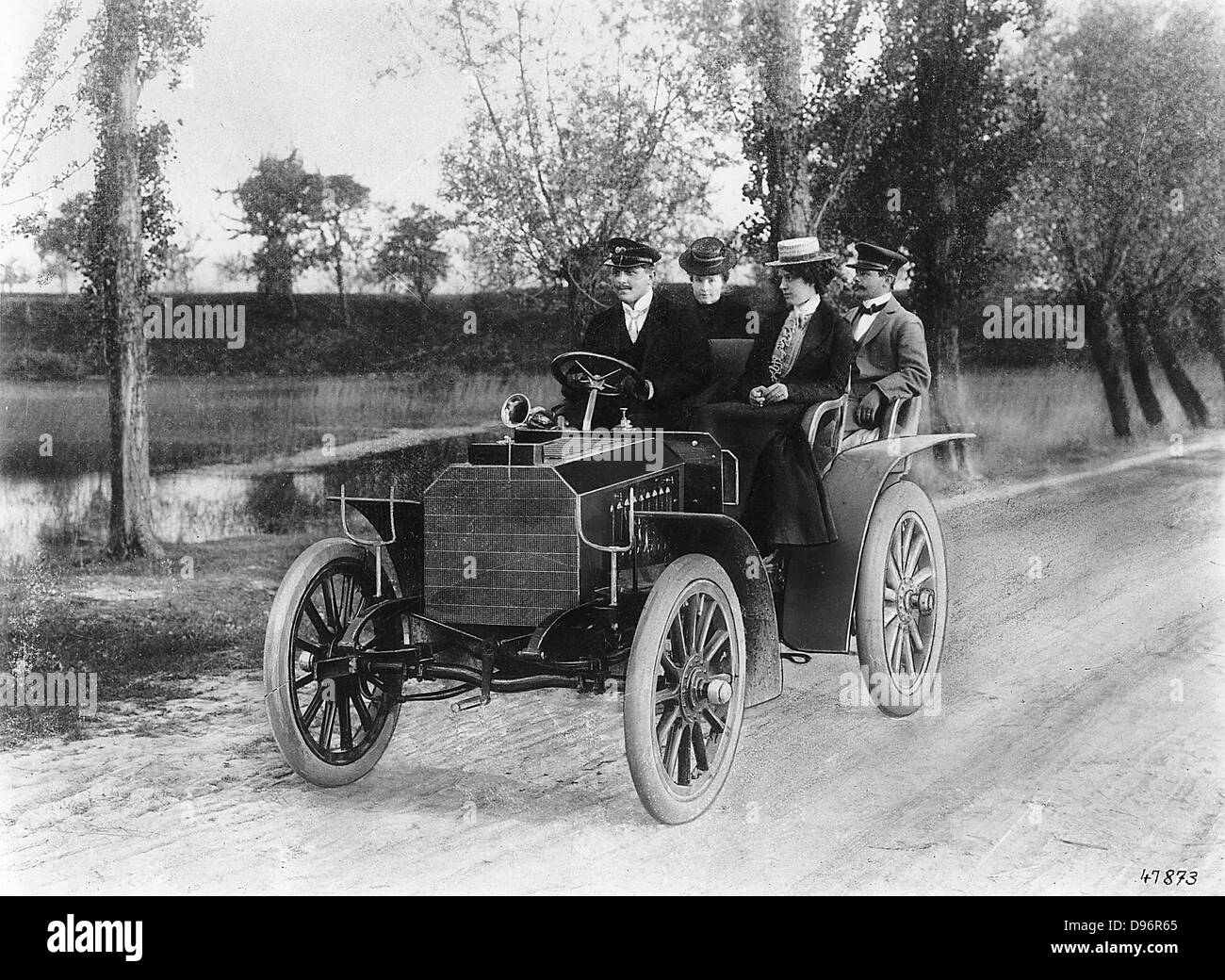 Mercedes 35 PS motore del 1901. Nella parte posteriore sono Adolph Daimler (1834-1900) Tedesco ingegnere e inventore e sua moglie Mercedes. Foto Stock