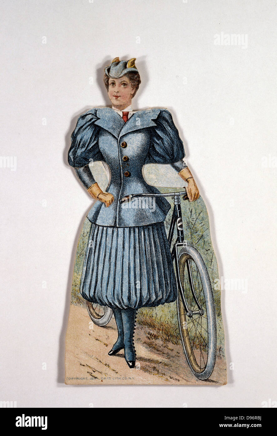 Scheda display mostra ladies cycling costume con fisarmonica-pieghettata in gonna e lato abbottonatura soffietti: realizzata da Gosta Kraemer, New York, per Papa Manufacturing Co, i realizzatori di Columbia biciclette. In bicicletta in foto dispone di pneumatici. Chromolithograph c1900. Foto Stock