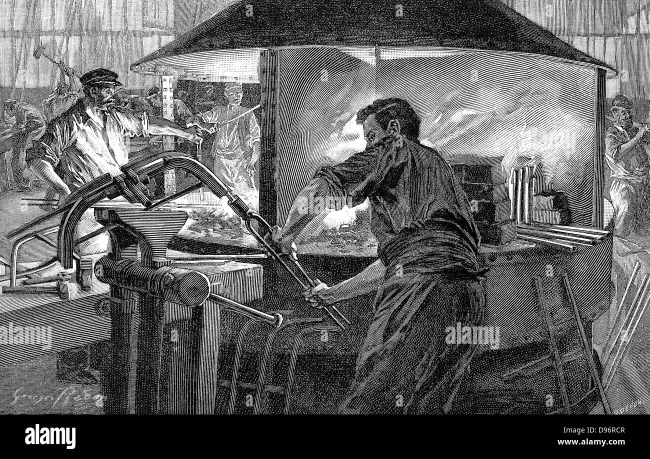 Rendendo un manubrio di bicicletta: l'uomo lavora sul manubrio stretto in una morsa o una morsa. Dietro di lui è una fucina con più postazioni di lavoro. La Francia. Incisione su legno Parigi 1896. Foto Stock