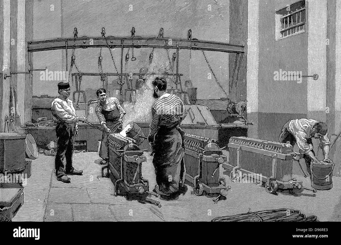 Casa di fusione presso la Zecca di Parigi. Oro di colata in stampi per formare lingotti standard. Incisione su legno Parigi 1892 Foto Stock