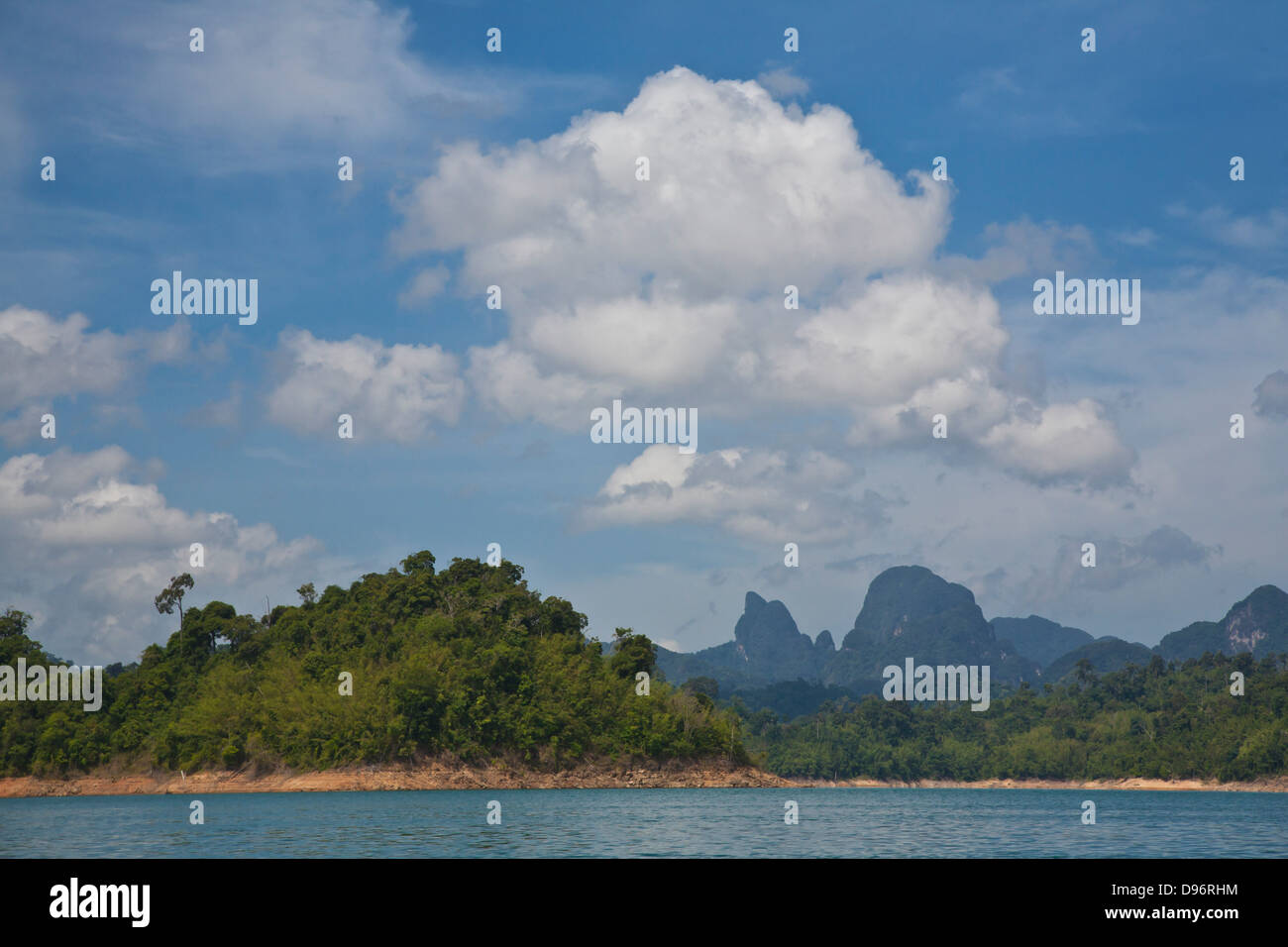 Formazioni carsiche circondano CHIEW LAN lago creato dalla diga Ratchaprapa nel cuore di Khao Sok NATIONAL PARK - SURATHANI DIMOSTRARE Foto Stock