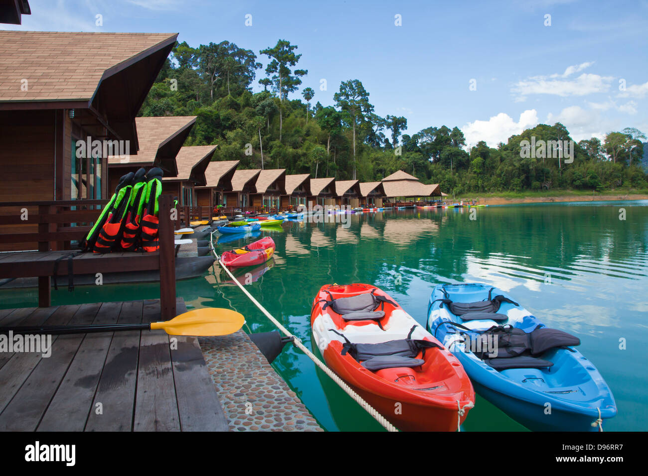 High end bungalow flottante sulla LAN CHIEW serbatoio che è stato creato dalla diga Ratchaprapa nel cuore di Khao Sok NATIONAL PAR Foto Stock