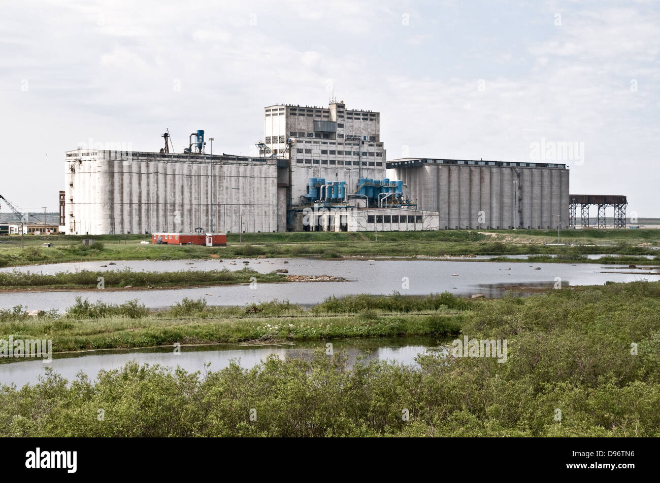 I silos di grano e gli ascensori presso la struttura di trasporto al porto di Churchill, sulla Hudson Bay nell'Oceano Artico, nel nord di Manitoba, Canada. Foto Stock