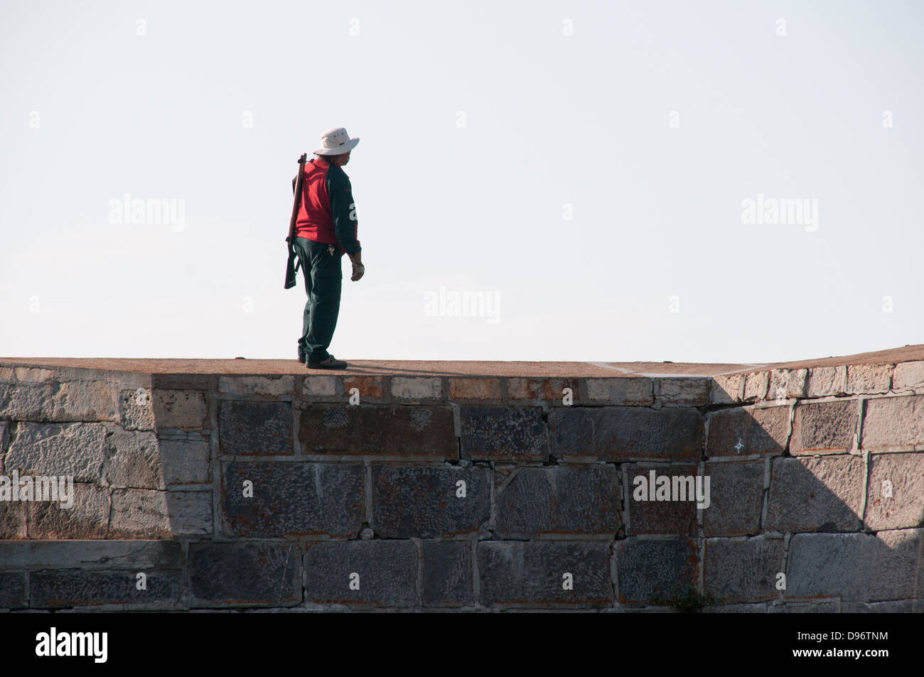Una guardia armata Parks Canada scansiona l'orizzonte per gli orsi polari, presso lo storico Forte Prince of Wales, a Churchill, Manitoba, Canada. Foto Stock