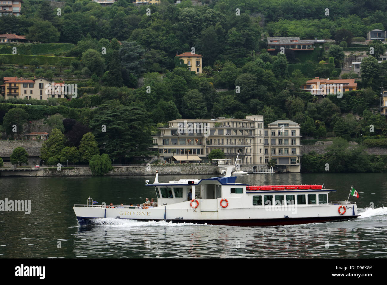 Piccolo traghetto viaggia tra villaggi sul Lago di Como Foto Stock