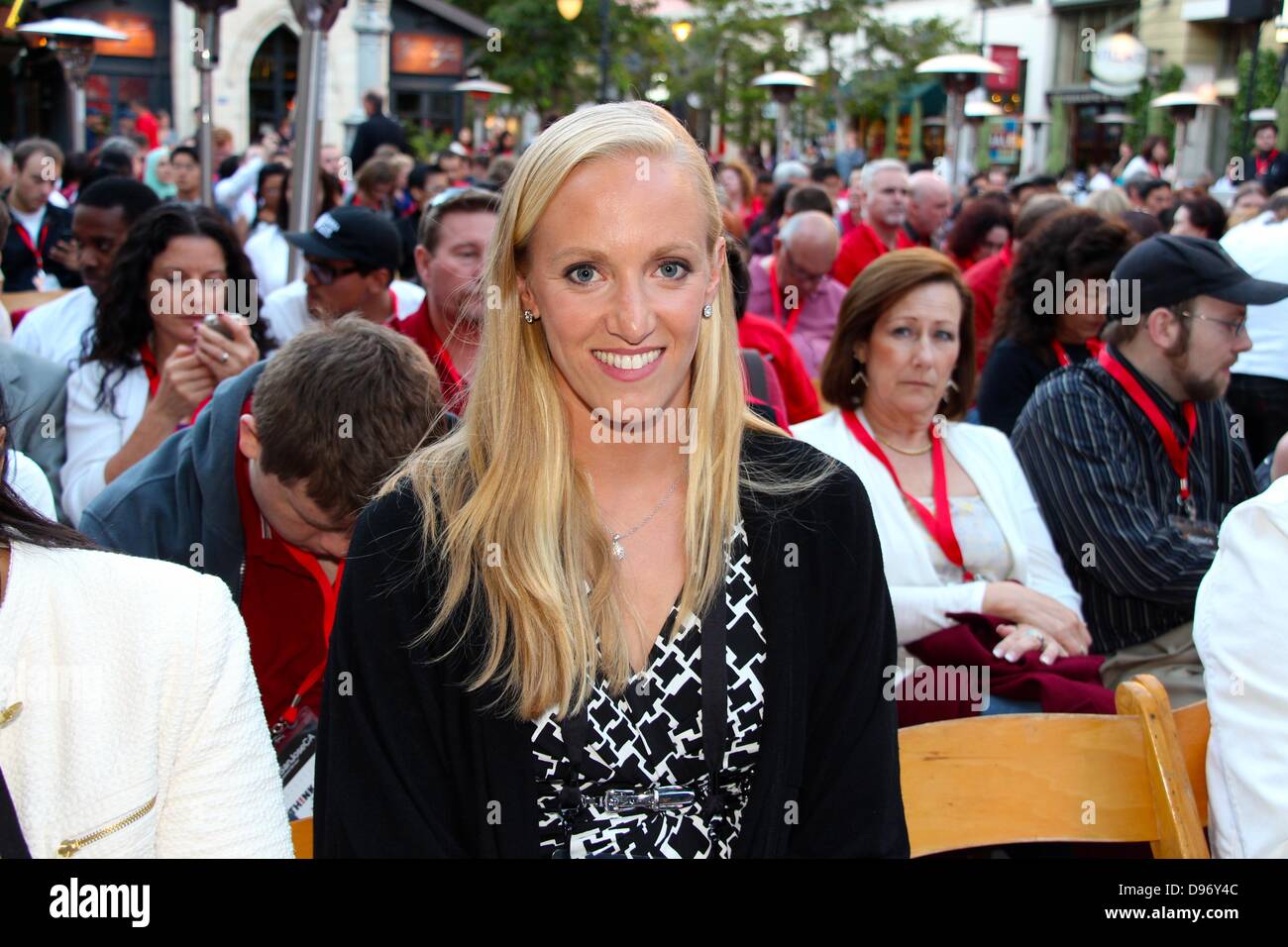 Stati Uniti d'America - San Jose, California, 12 giugno 2013, il TEDx lecture series tenutasi a San Jose, California. Dana Vollmer, campione olimpionico e 100m Butterfly detentore del record mondiale discuses come ha superato un problema cardiaco di andare a vincere medaglie di oro nelle Olimpiadi di Londra 2012. Ella è un portavoce per l'associazione americana del cuore. Giugno 12, 2013 Credit: Lisa Werner/Alamy Live News Foto Stock