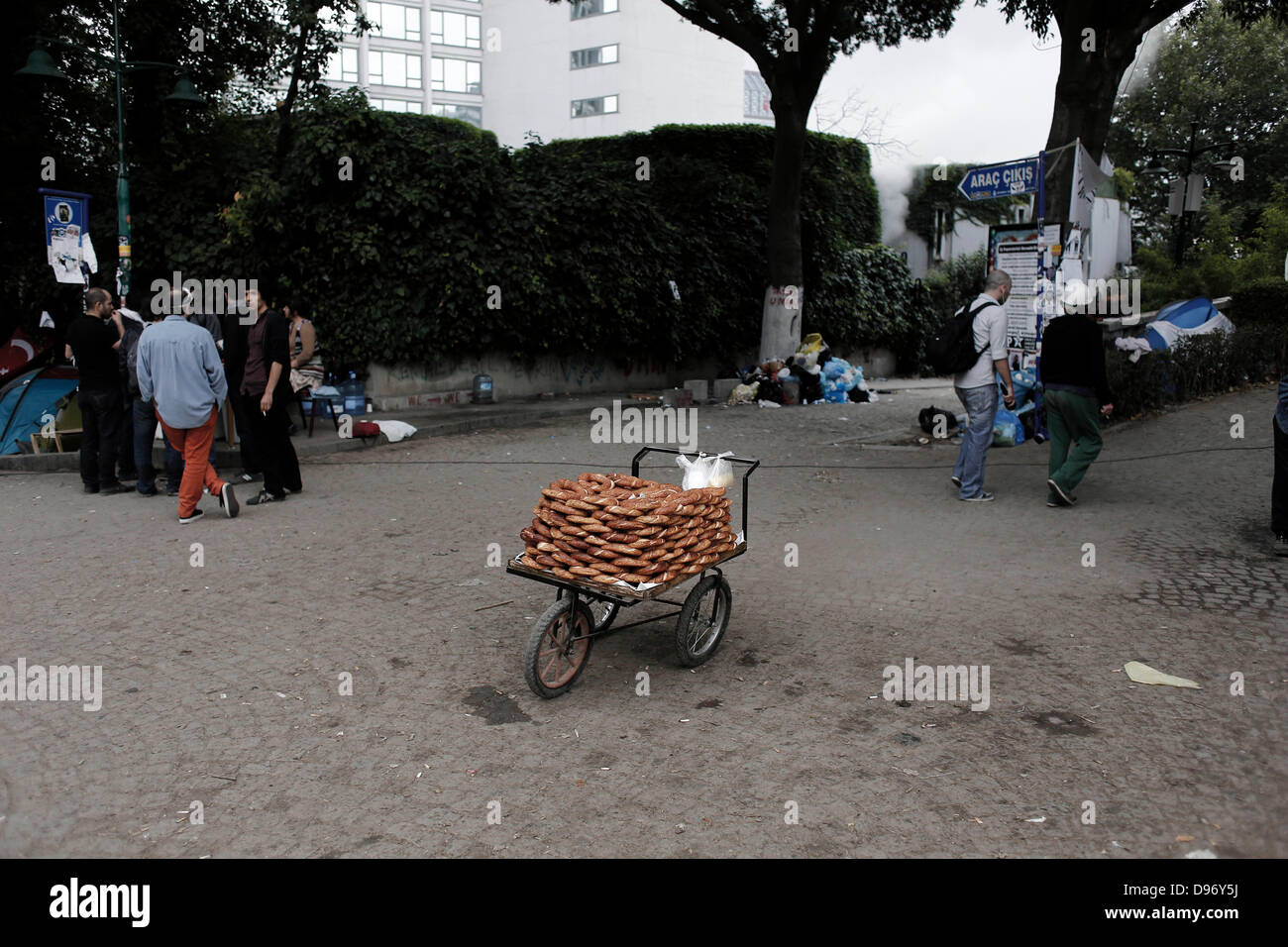 Gezi, Istanbul, Turchia. Giugno 13, 2013. Venditore ambulante buggy con pane in Gezi park, Istanbul. Giovedì, Giugno 13, 2013. Governo anti-contestatori svegliò fino al diciassettesimo giorno della loro veglia all'occupato Gezi Park in Istanbul city-center. Credito: Konstantinos Tsakalidis/Alamy Live News Foto Stock