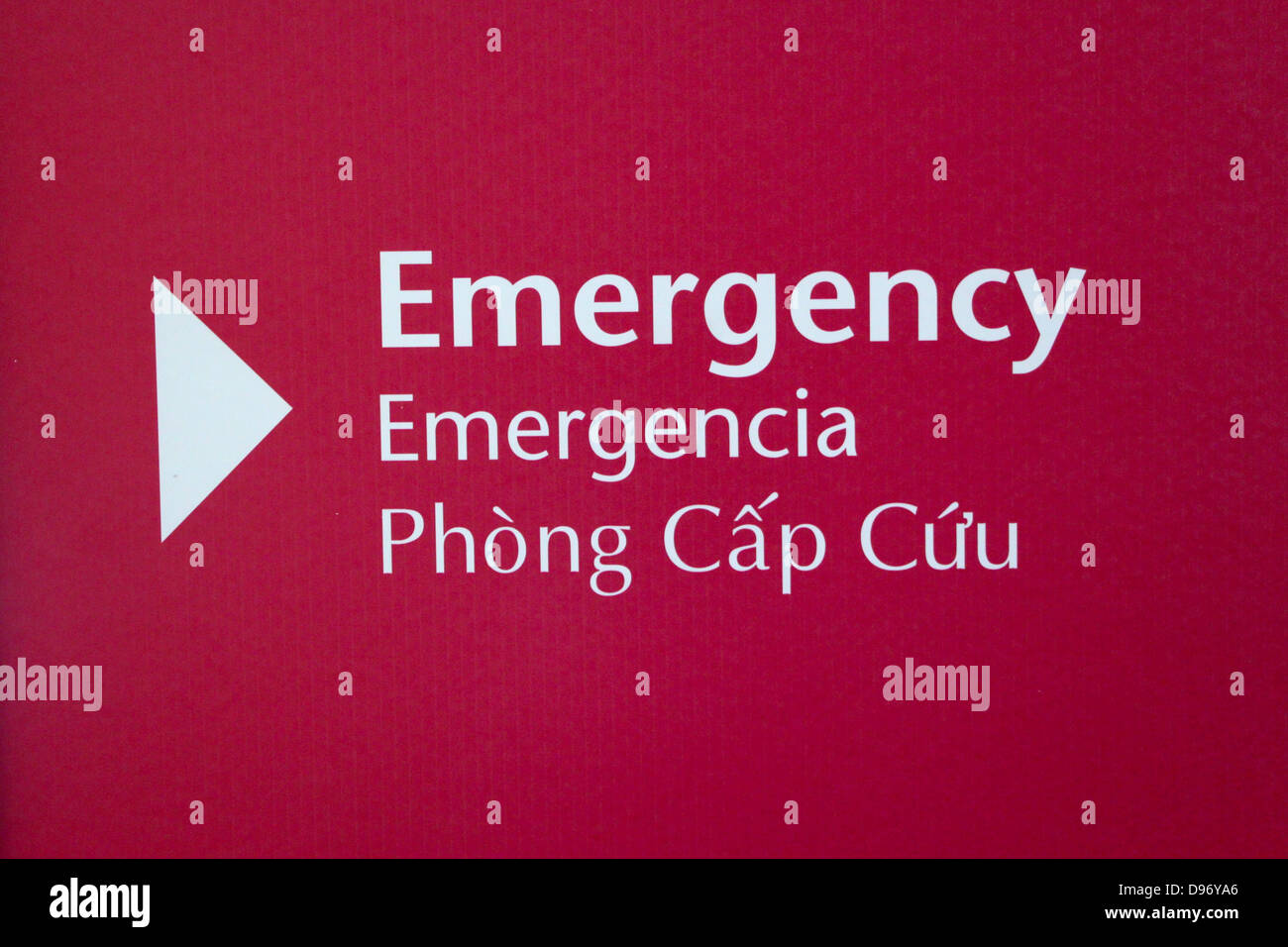 Un multi-lingual segno di emergenza in inglese, spagnolo e vietnamita. Foto Stock