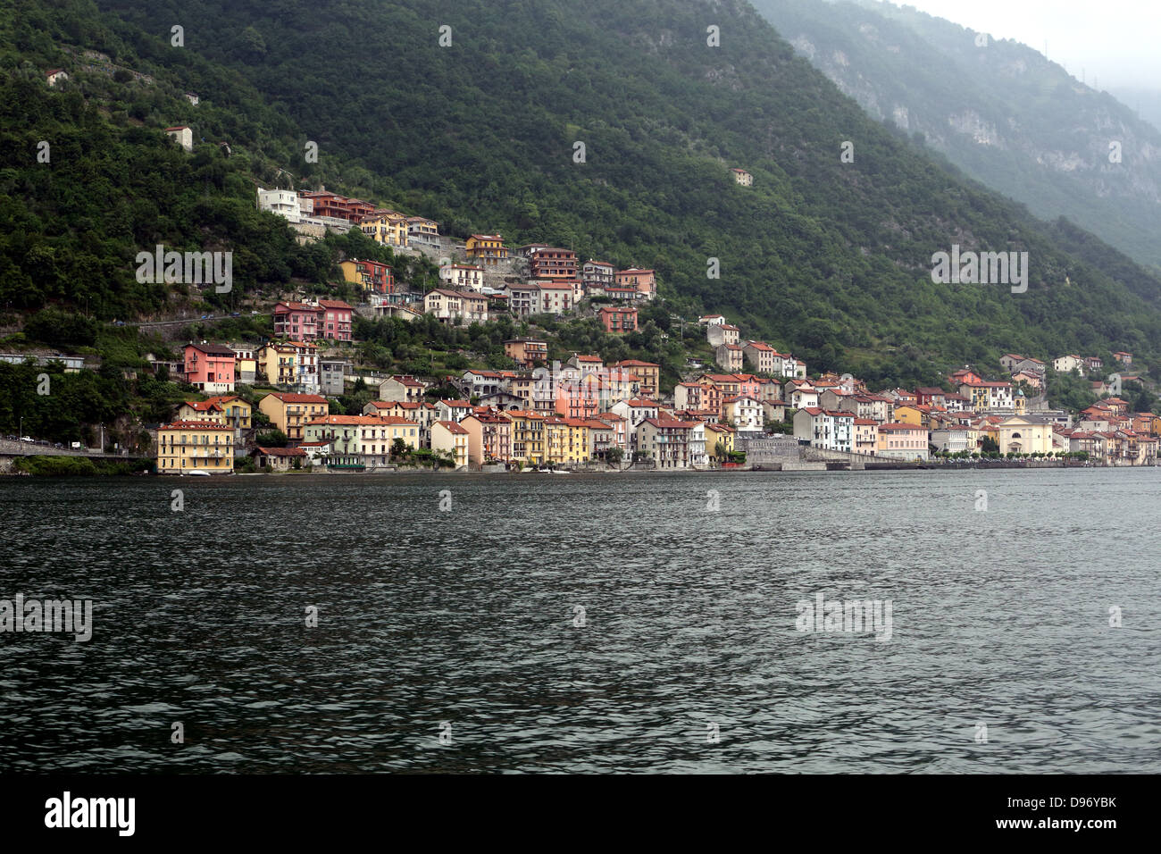 Case sulla riva del lago di Como in Italia settentrionale. Foto Stock