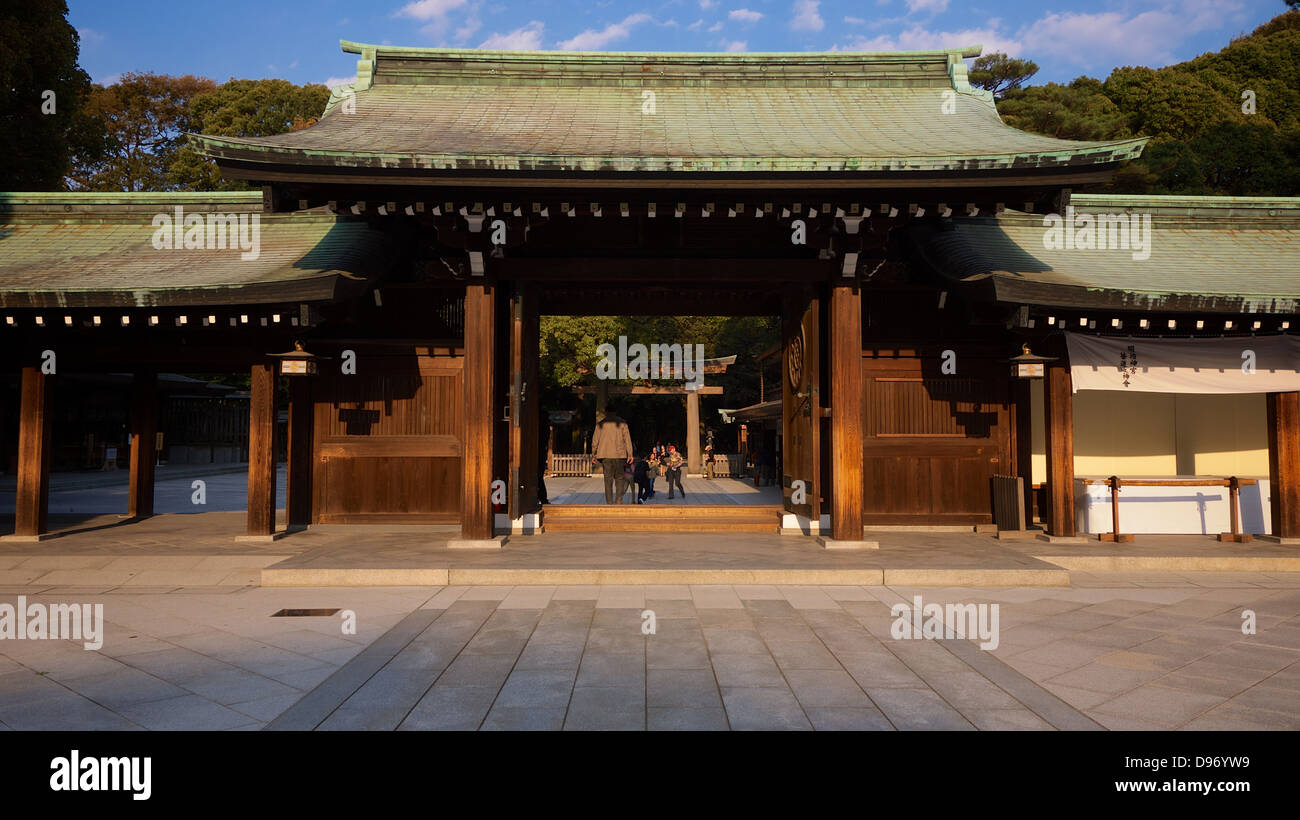 Ingresso laterale del Tempio di Meiji, Tokyo, in serata bagliore dorato Foto Stock