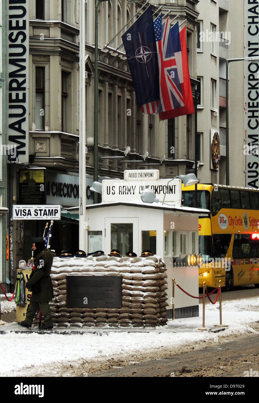 Il Checkpoint Charlie. Il Checkpoint Charlie era il nome dato dagli Alleati occidentali per i più noti del muro di Berlino in punto di incrocio tra Berlino Ovest e Berlino Est durante la Guerra Fredda. Questa immagine mostra la traversata post dopo la riunificazione. Foto Stock