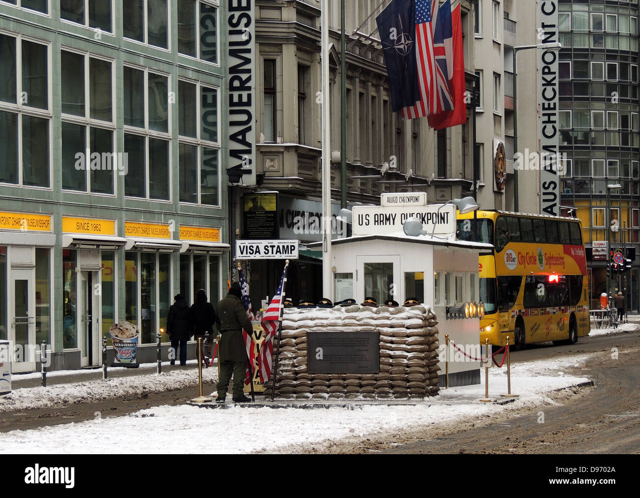 Il Checkpoint Charlie. Il Checkpoint Charlie era il nome dato dagli Alleati occidentali per i più noti del muro di Berlino in punto di incrocio tra Berlino Ovest e Berlino Est durante la Guerra Fredda. Questa immagine mostra la traversata post dopo la riunificazione. Foto Stock
