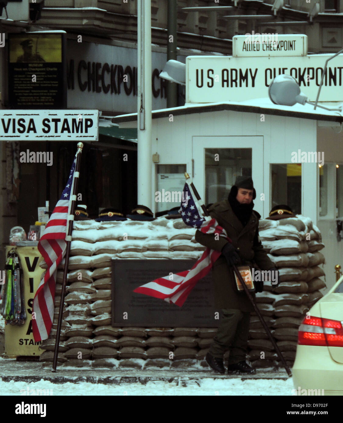 Il Checkpoint Charlie. Il Checkpoint Charlie era il nome dato dagli Alleati occidentali per i più noti del muro di Berlino in punto di incrocio tra Berlino Ovest e Berlino Est durante la Guerra Fredda. Questa immagine mostra la traversata post dopo la riunificazione. Foto Stock