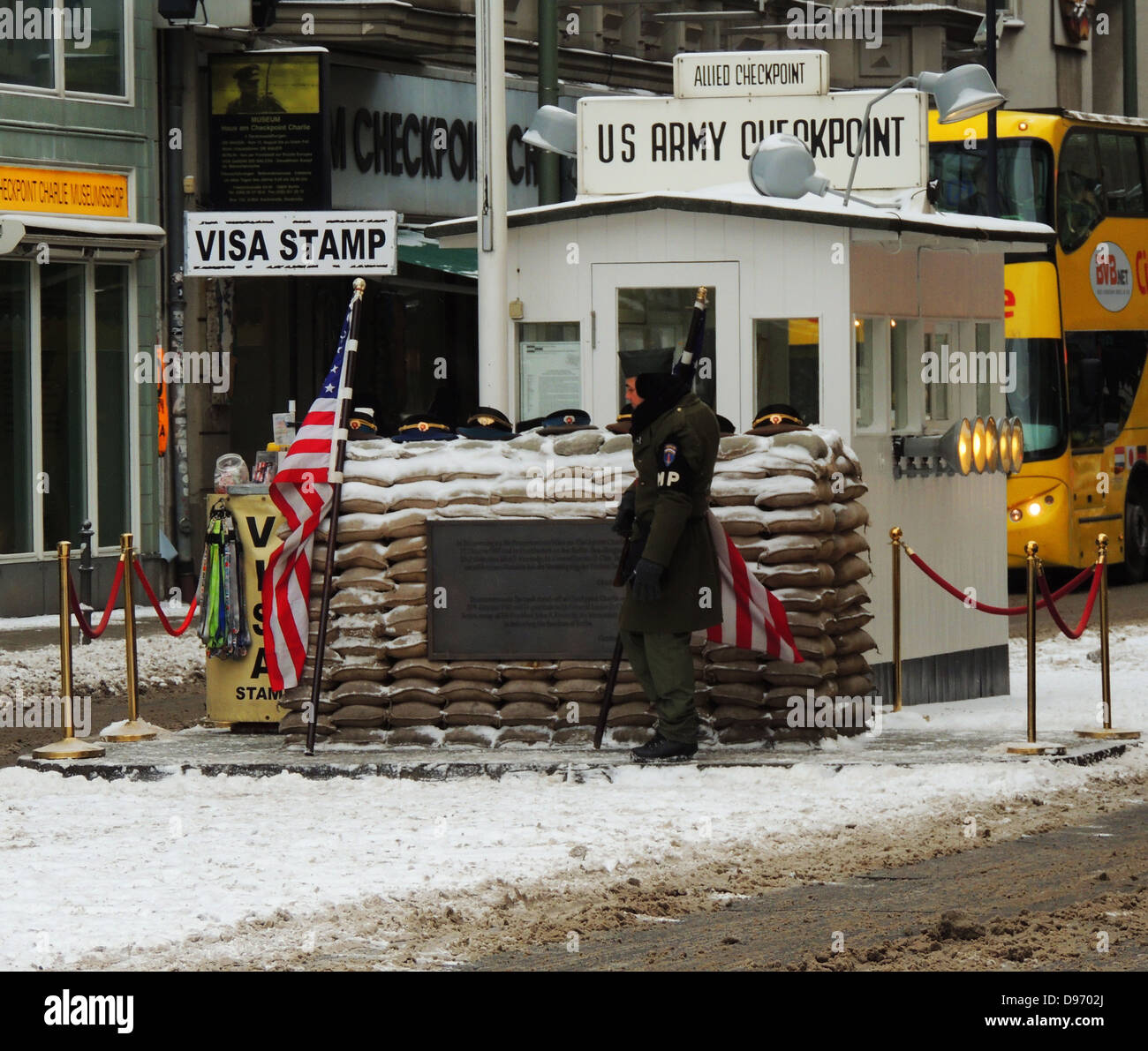Il Checkpoint Charlie. Il Checkpoint Charlie era il nome dato dagli Alleati occidentali per i più noti del muro di Berlino in punto di incrocio tra Berlino Ovest e Berlino Est durante la Guerra Fredda. Questa immagine mostra la traversata post dopo la riunificazione. Foto Stock