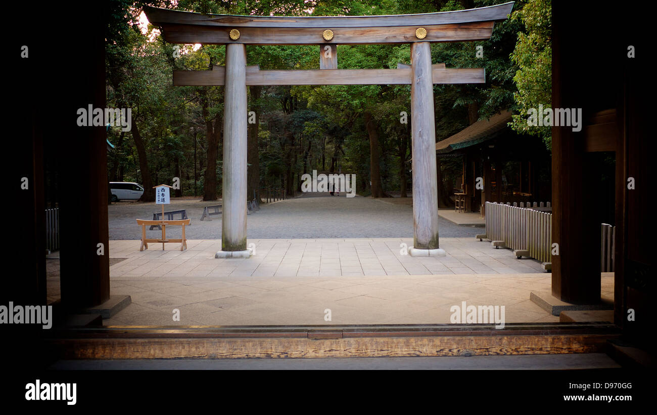 Porta di legno torii al Tempio di Meiji è entrata laterale Foto Stock