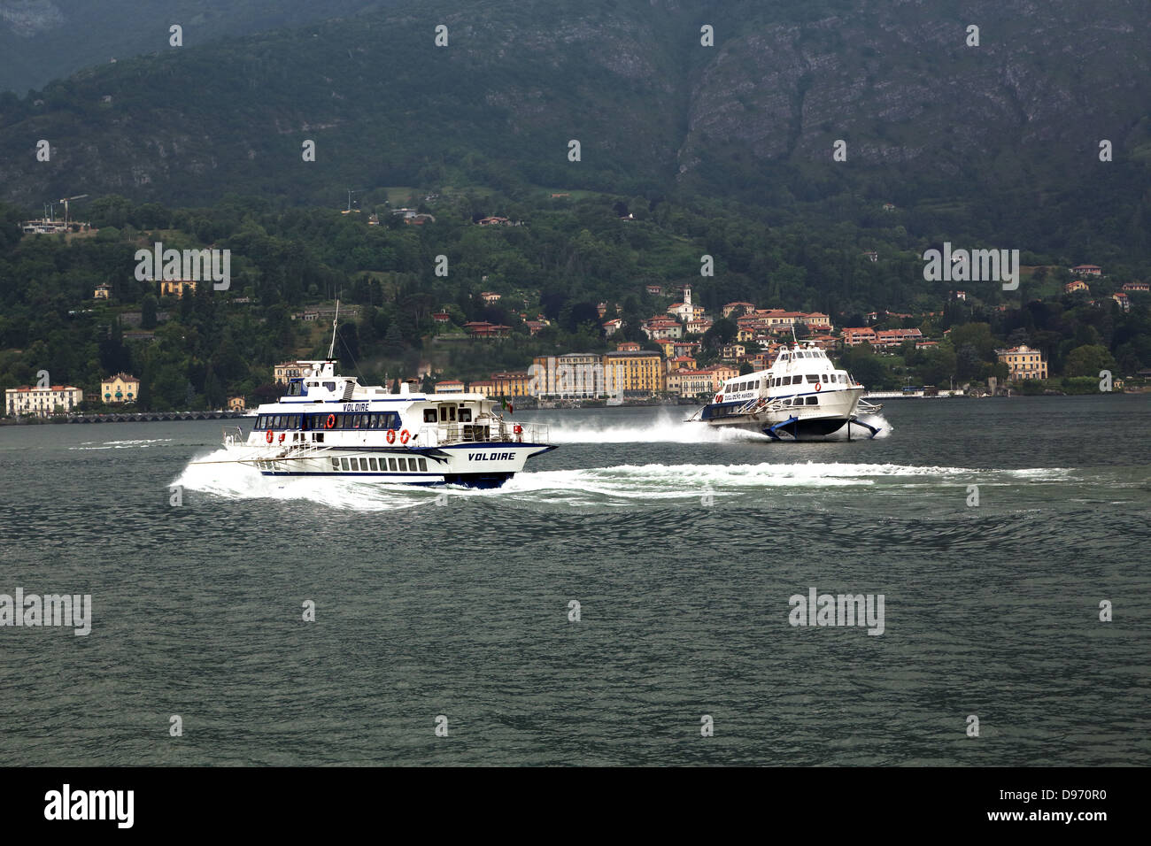 Traghetti e catamarani attraversando il lago di Como in Italia settentrionale Foto Stock