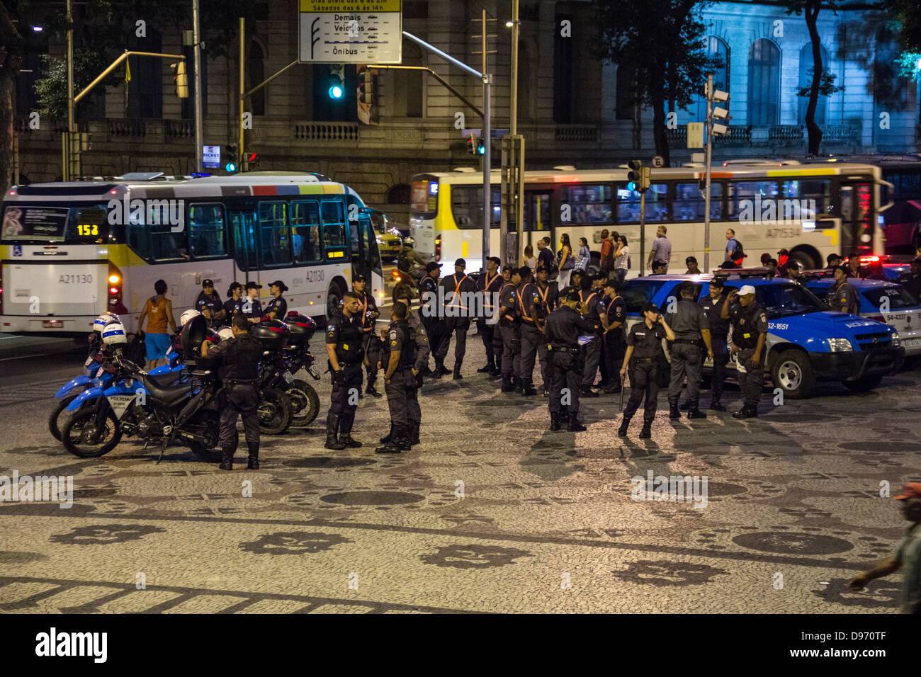 Scontro esercito nelle strade contro i dimostranti in atto pubblico contro il maggiore costo biglietto autobus nella città di Rio de Janeiro Foto Stock